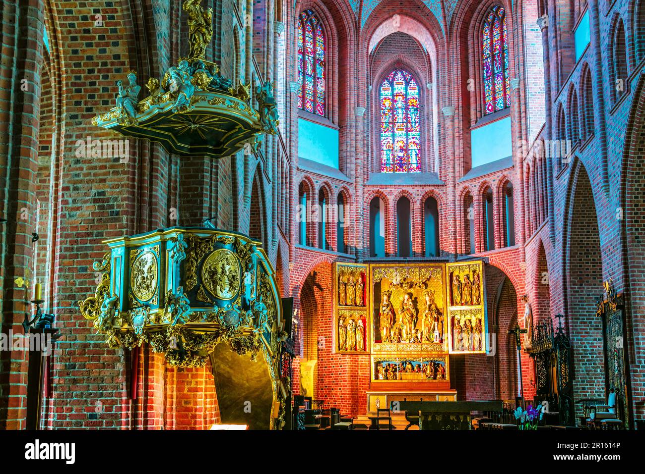 POZNAN, POL - NOV 27, 2018 : l'intérieur de la basilique de consigner vos bagages Saint Pierre et Saint Paul à Poznan, l'une des plus anciennes églises de Pologne Banque D'Images