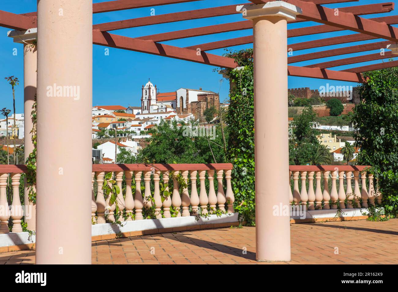 Silves, château et cathédrale mauresques, vue depuis une cour, Silves, Algarve, Portugal Banque D'Images