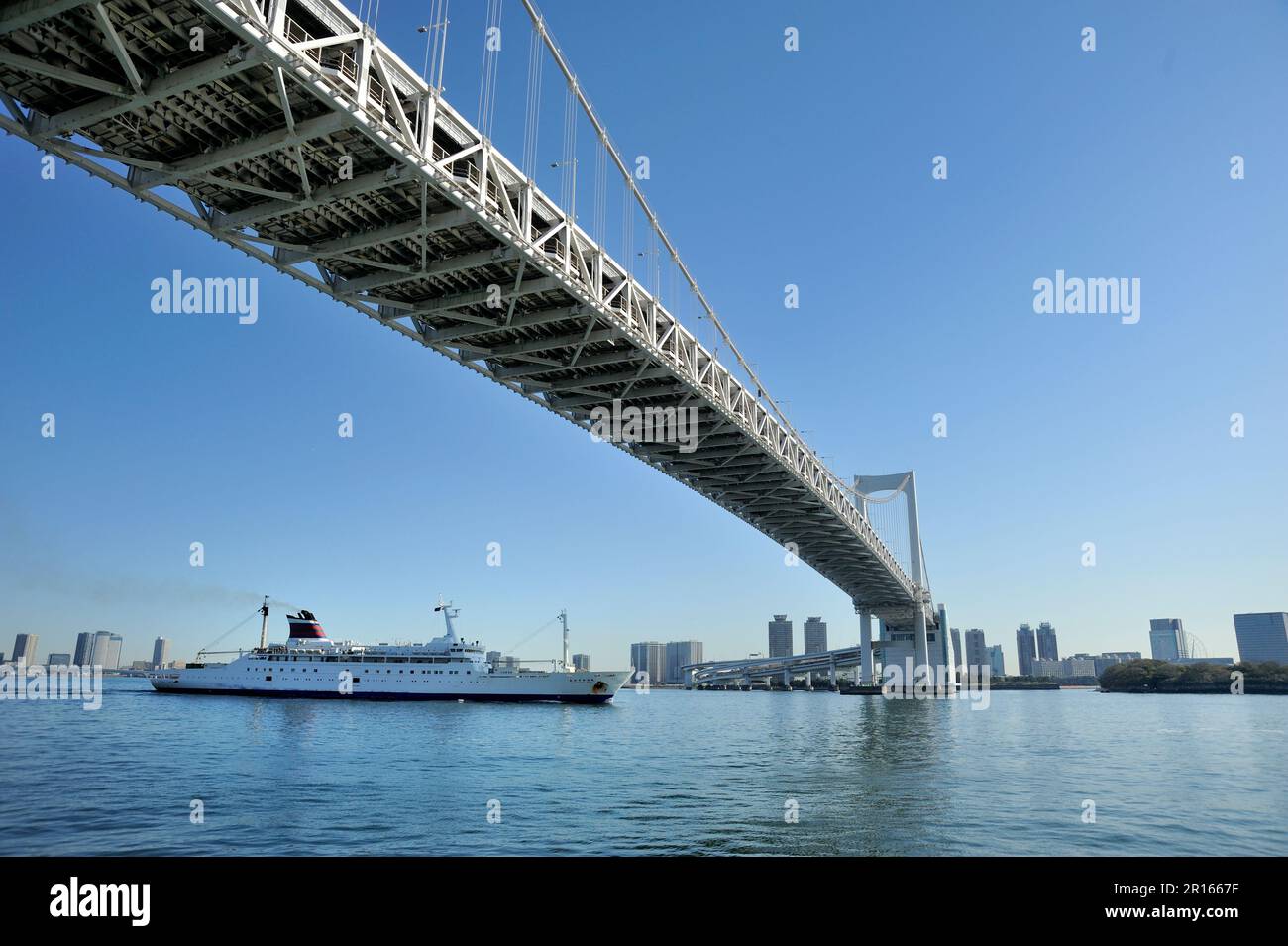 Rainbow Bridge et l'Ogagawara Maru Banque D'Images