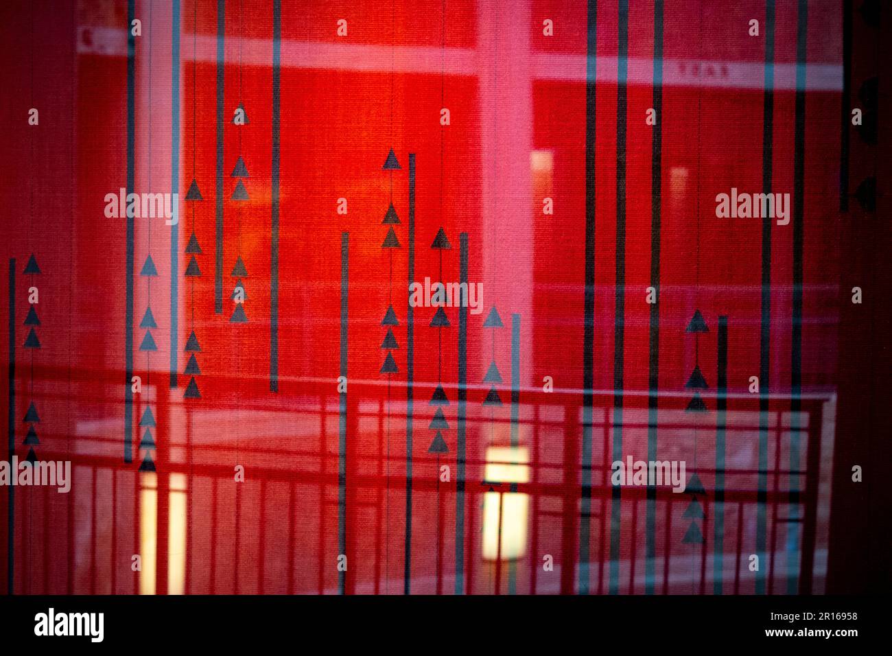 Conception abstraite, fond rouge, triangles -- œuvres de la collection du New Mexico State Capitol, Santa Fe Banque D'Images