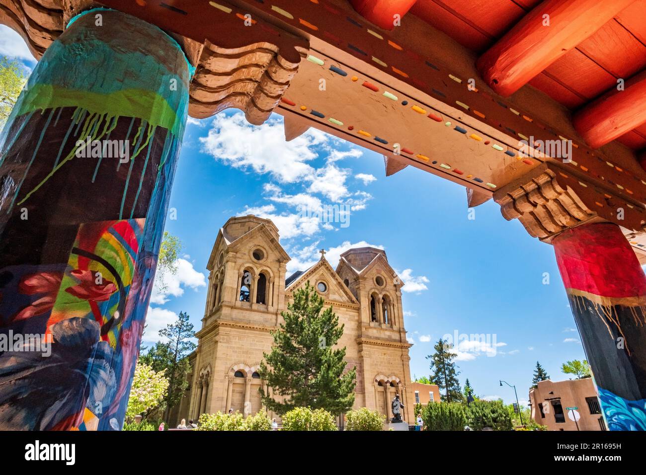 Cathédrale de Santa Fe, Nouveau-Mexique, vue du Musée des arts autochtones contemporains Banque D'Images