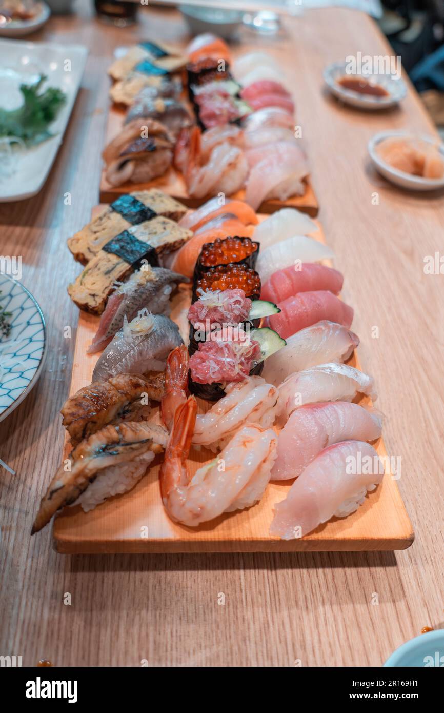 Assortiment de sushis sur l'assiette avec divers sushis japonais comme le thon, la crevette, le saumon, l'anguille et l'œuf Banque D'Images