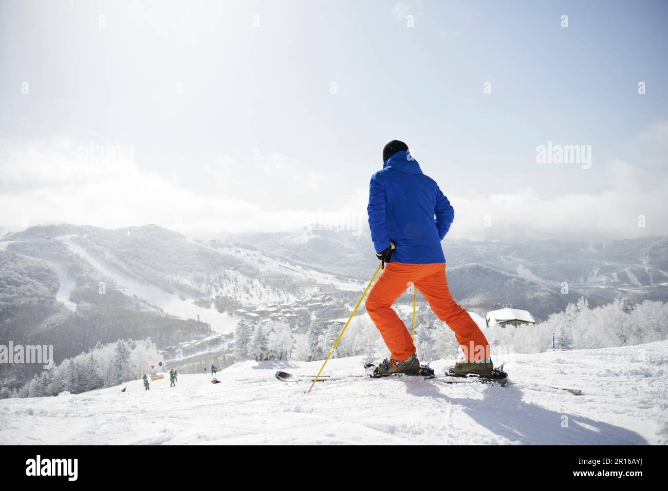Paysage de montagne argenté et homme de ski Banque D'Images
