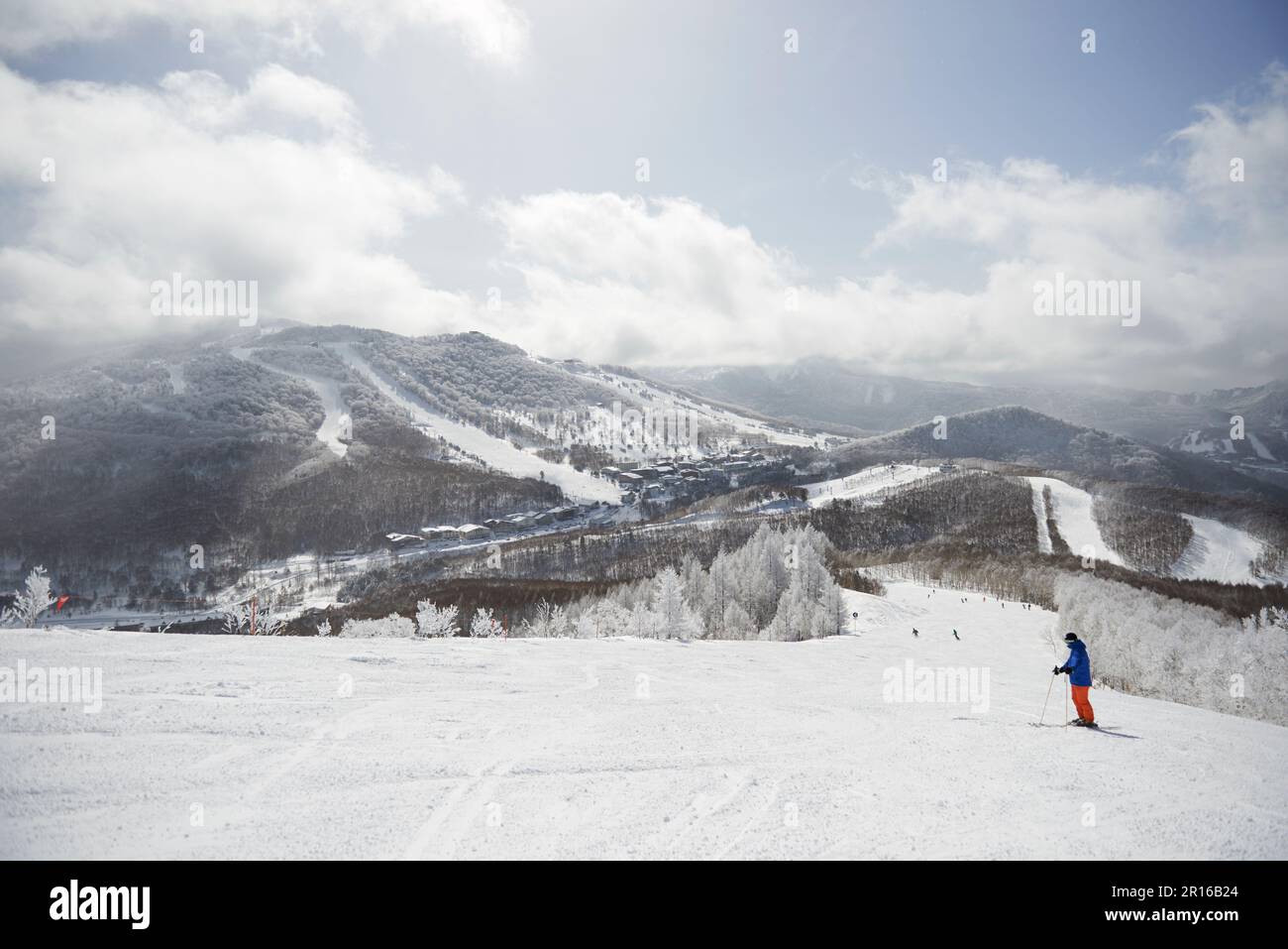 Montagne et station de ski argentées Banque D'Images