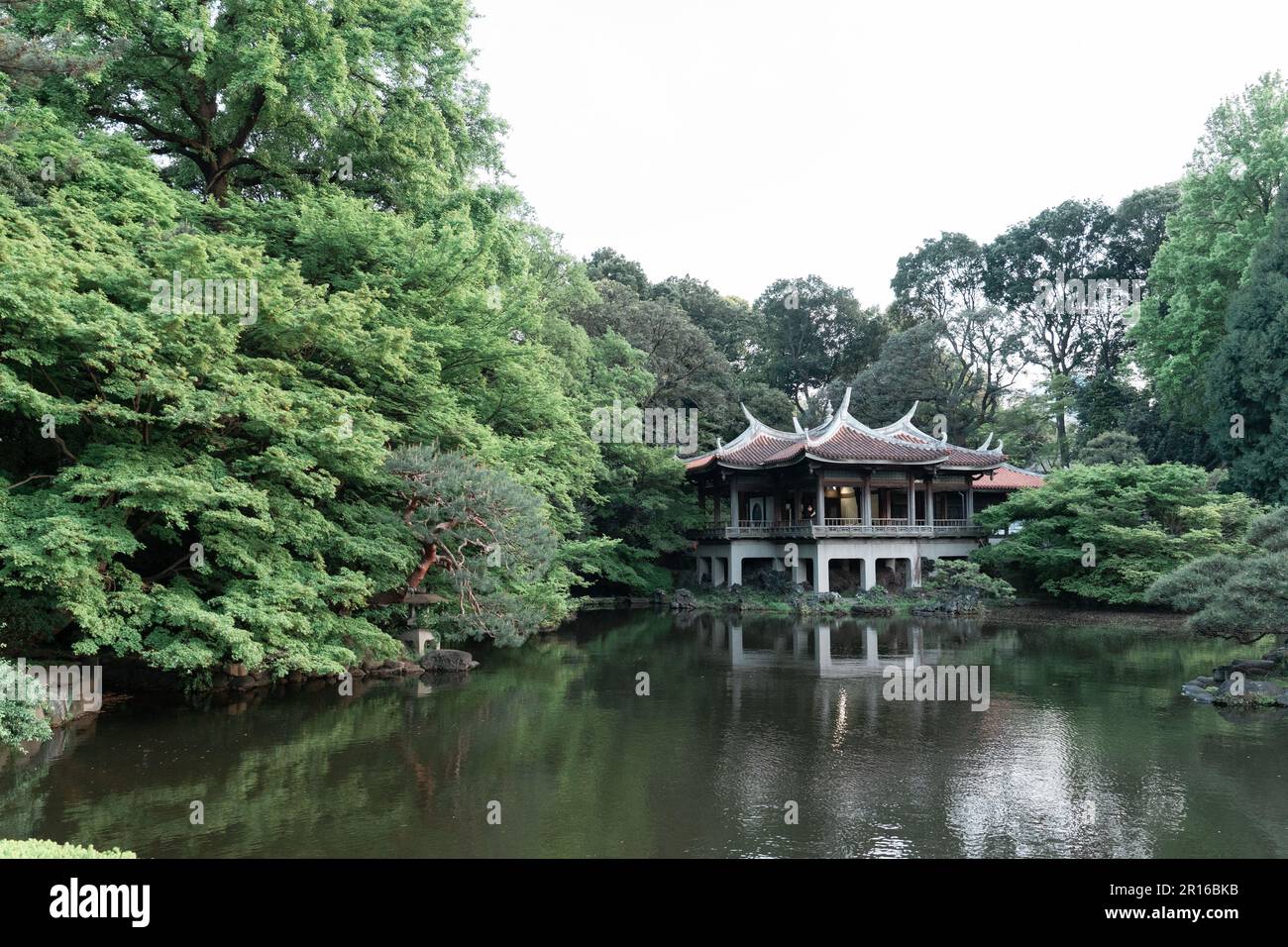 TOKYO, JAPON - 11 AVRIL 2023 : pavillon de Taïwan dans le jardin national de Shinjuku Gyoen au printemps Banque D'Images