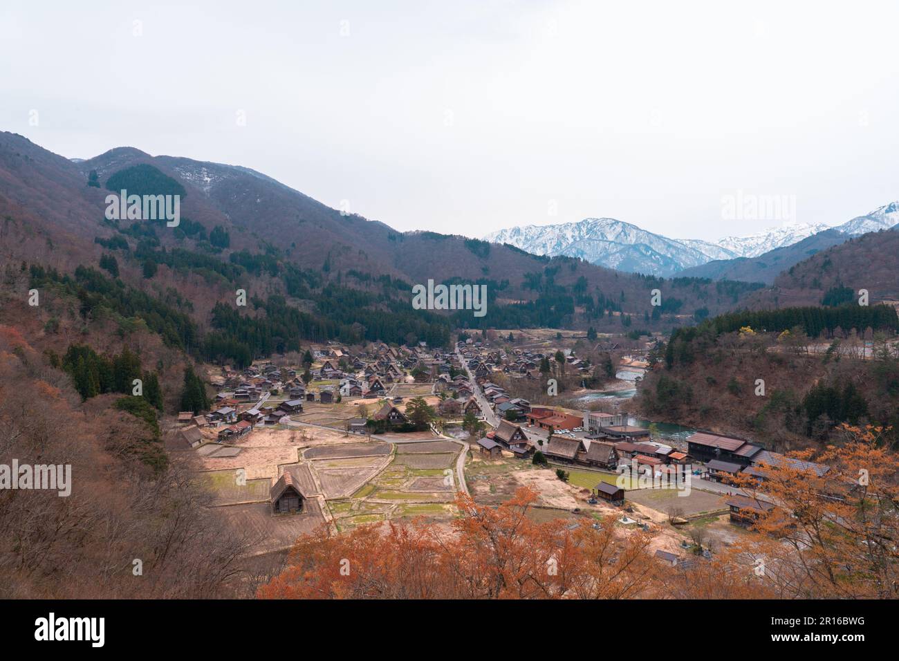 SHIRAKAWA, JAPON - 5 AVRIL 2023 : vue aérienne du village de Shirakawa-Go au printemps Banque D'Images