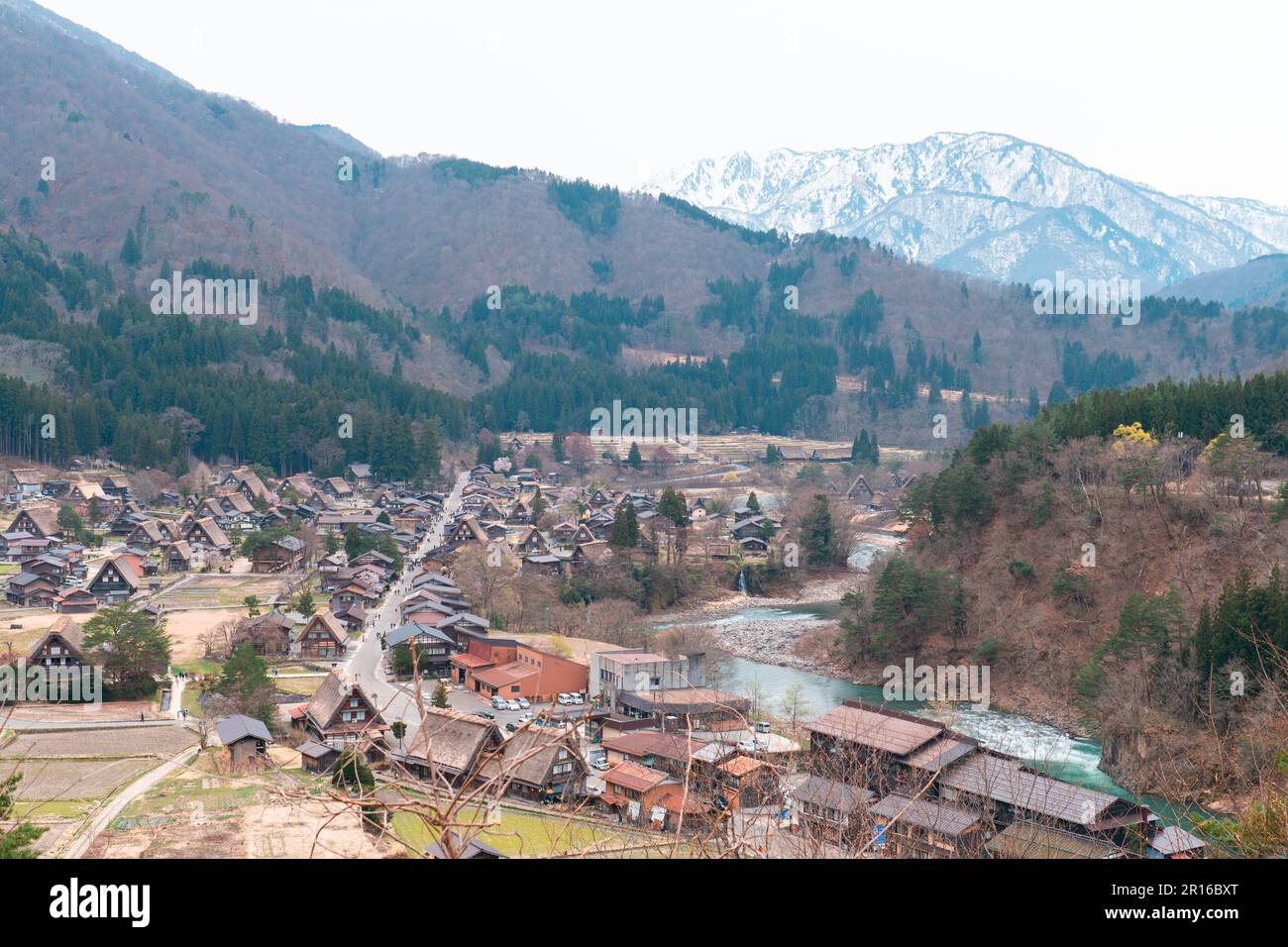 SHIRAKAWA, JAPON - 5 AVRIL 2023 : vue aérienne du village de Shirakawa-Go au printemps Banque D'Images