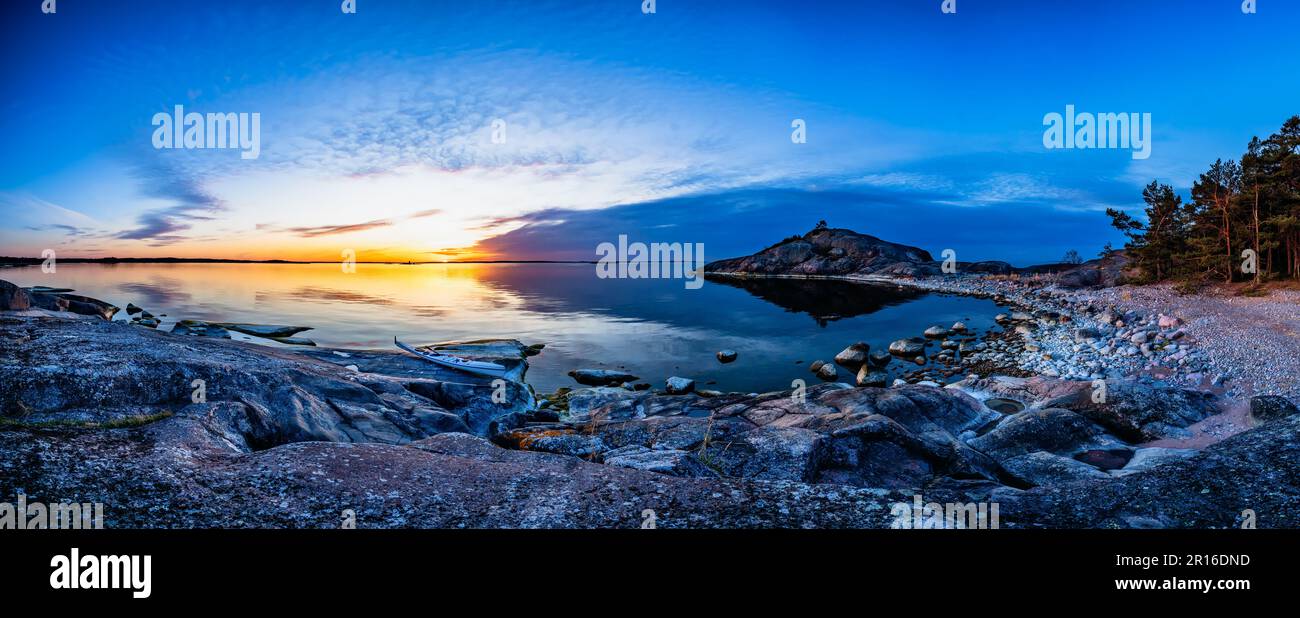 Aube sur l'île Ryssklobben, Inkoo, Finlande Banque D'Images