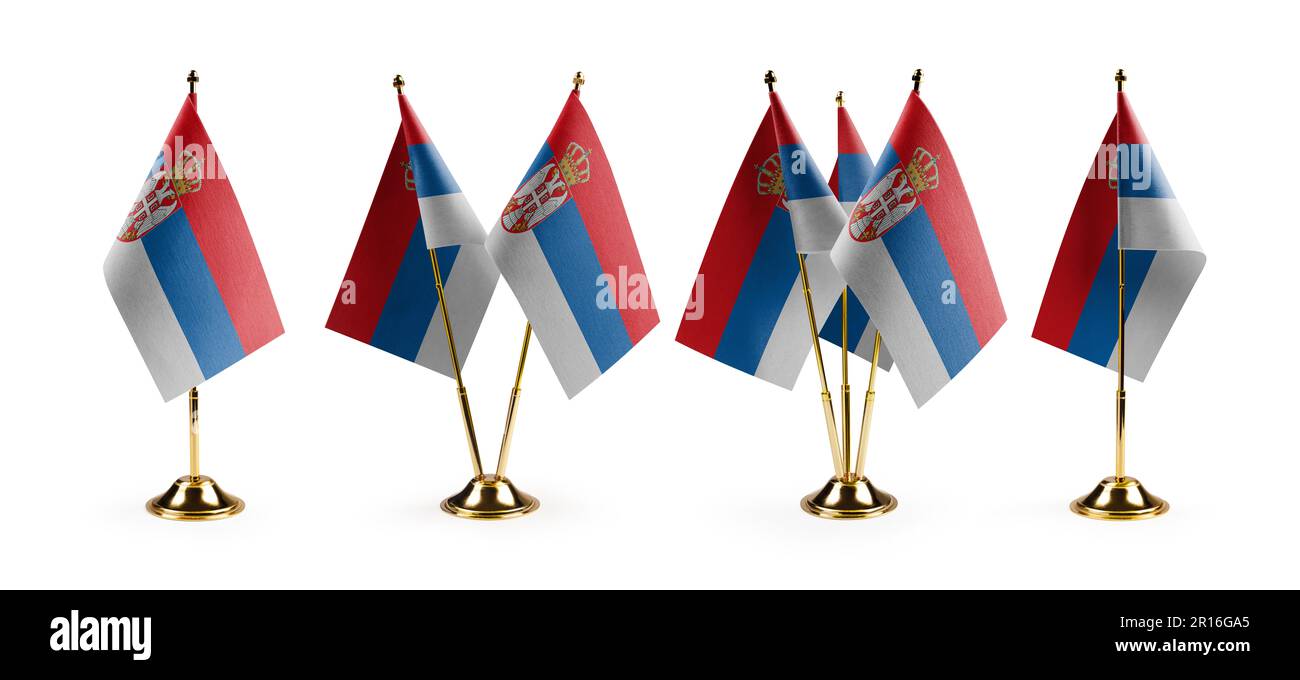 Petits drapeaux nationaux de la Serbie sur fond blanc. Banque D'Images