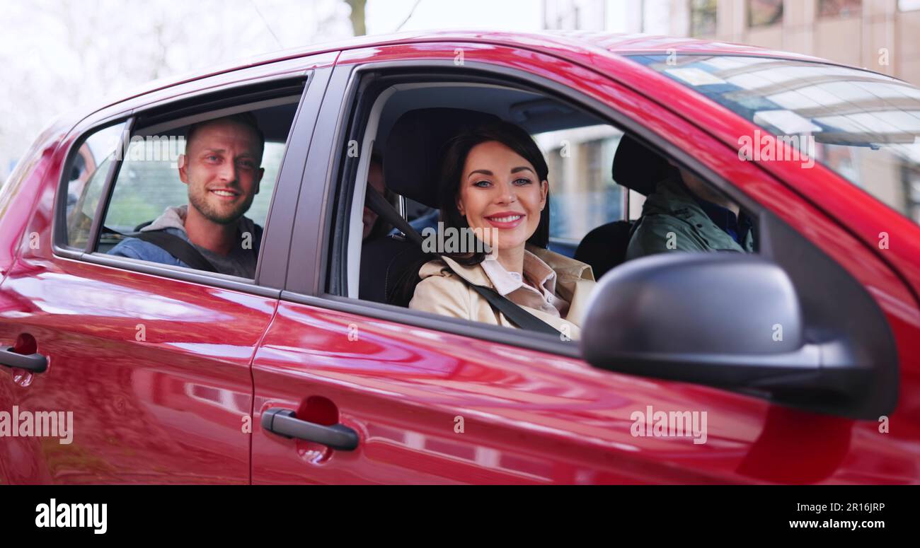 Groupe d'amis heureux de s'amuser dans la voiture Banque D'Images