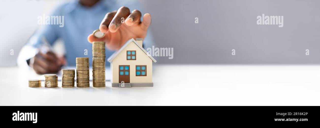 Pièces en espèces du prix de l'immobilier et de la taxe sur la maison Banque D'Images