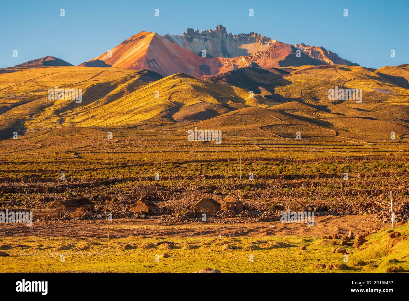 Coucher de soleil sur le célèbre volcan Tunupa en Bolivie Banque D'Images