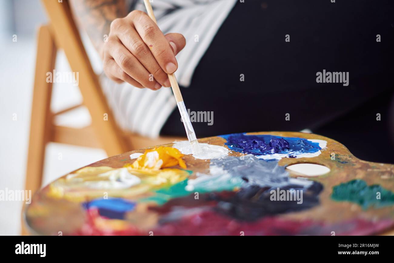 Faites preuve de créativité avec les couleurs. une femme méconnaissable tenant une palette de peintres. Banque D'Images