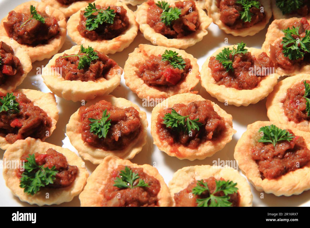 viande crue avec biscuits salés comme nourriture gastronomique Banque D'Images