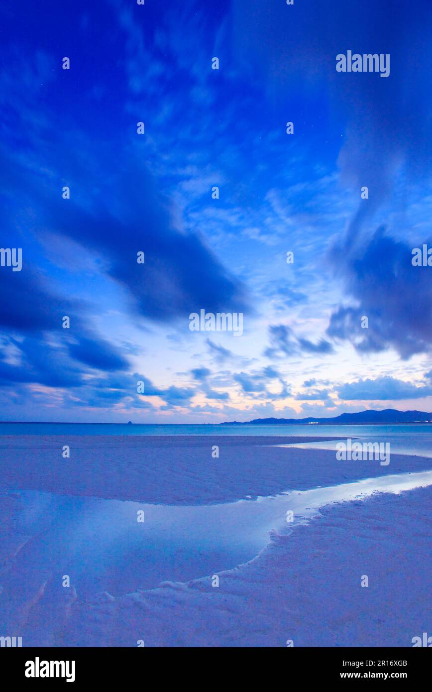 Plage de Hatenohama, île de Kumeshima et nuages coulant, scène du soir Banque D'Images