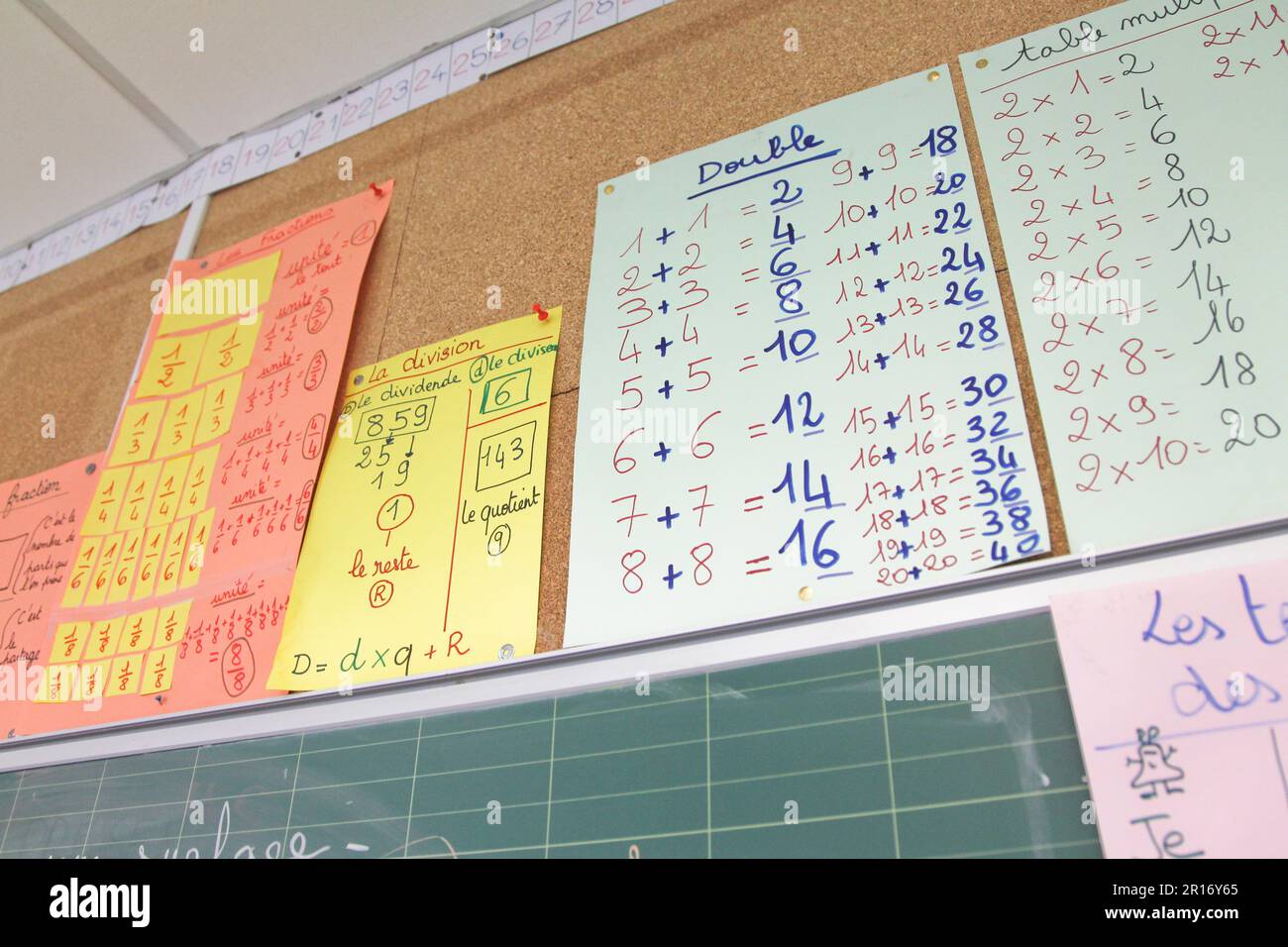 Arvieux, France. 11th mai 2023. Tableau des tables de multiplication, France sur 11 mai 2023. Illustration d'une école primaire de montagne qui voit son inscription diminuer chaque année. Photo par Thibaut Durand/ABACAPRESS.COM crédit: Abaca Press/Alay Live News Banque D'Images