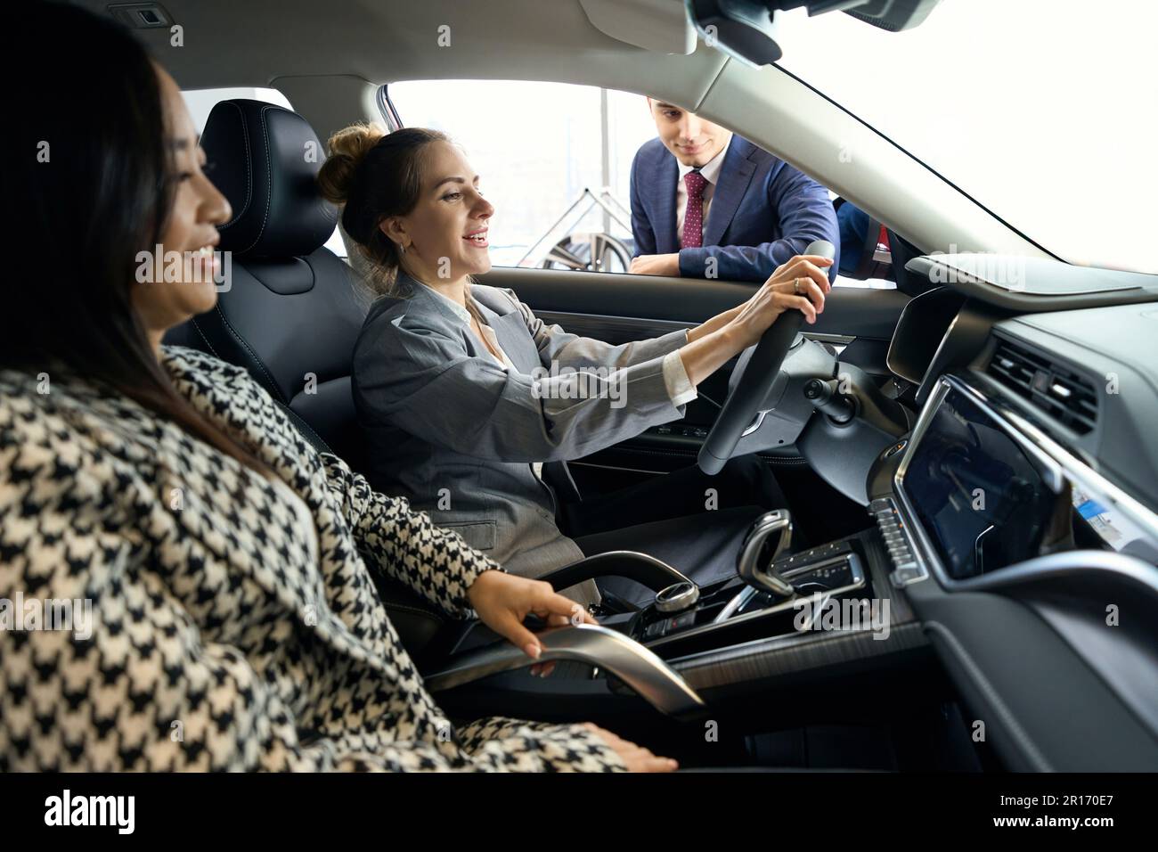 Deux femmes heureuses assises sur les sièges avant dans la voiture Banque D'Images