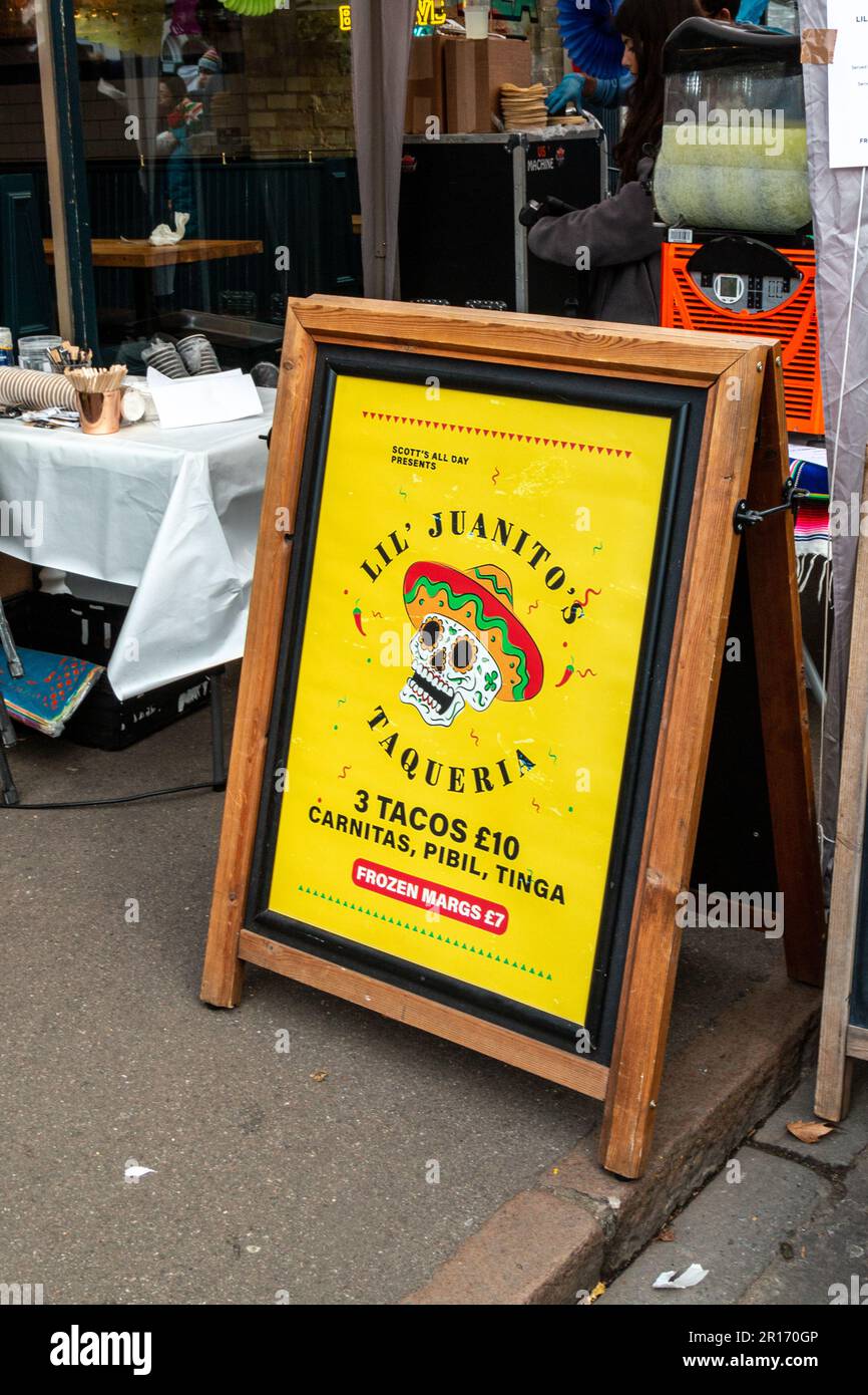 Un panneau à l'extérieur du restaurant Scots All Day annonçant leur menu spécial de cuisine mexicaine pour la foire d'hiver de Mill Road, Cambridge, Royaume-Uni Banque D'Images