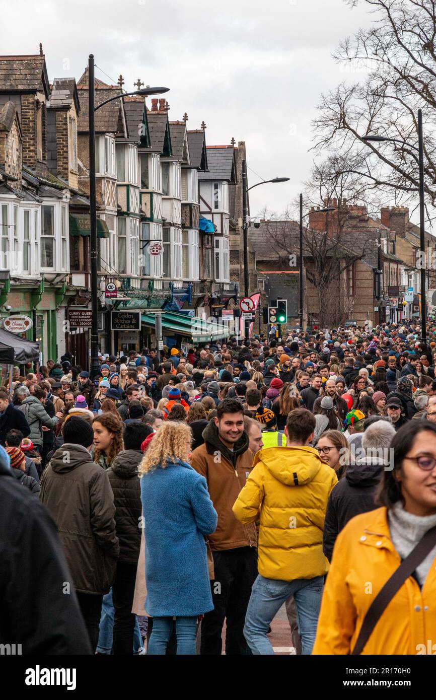 Des foules de gens remplissent la rue à la foire d'hiver de Mill Road, Cambridge, Royaume-Uni. Banque D'Images