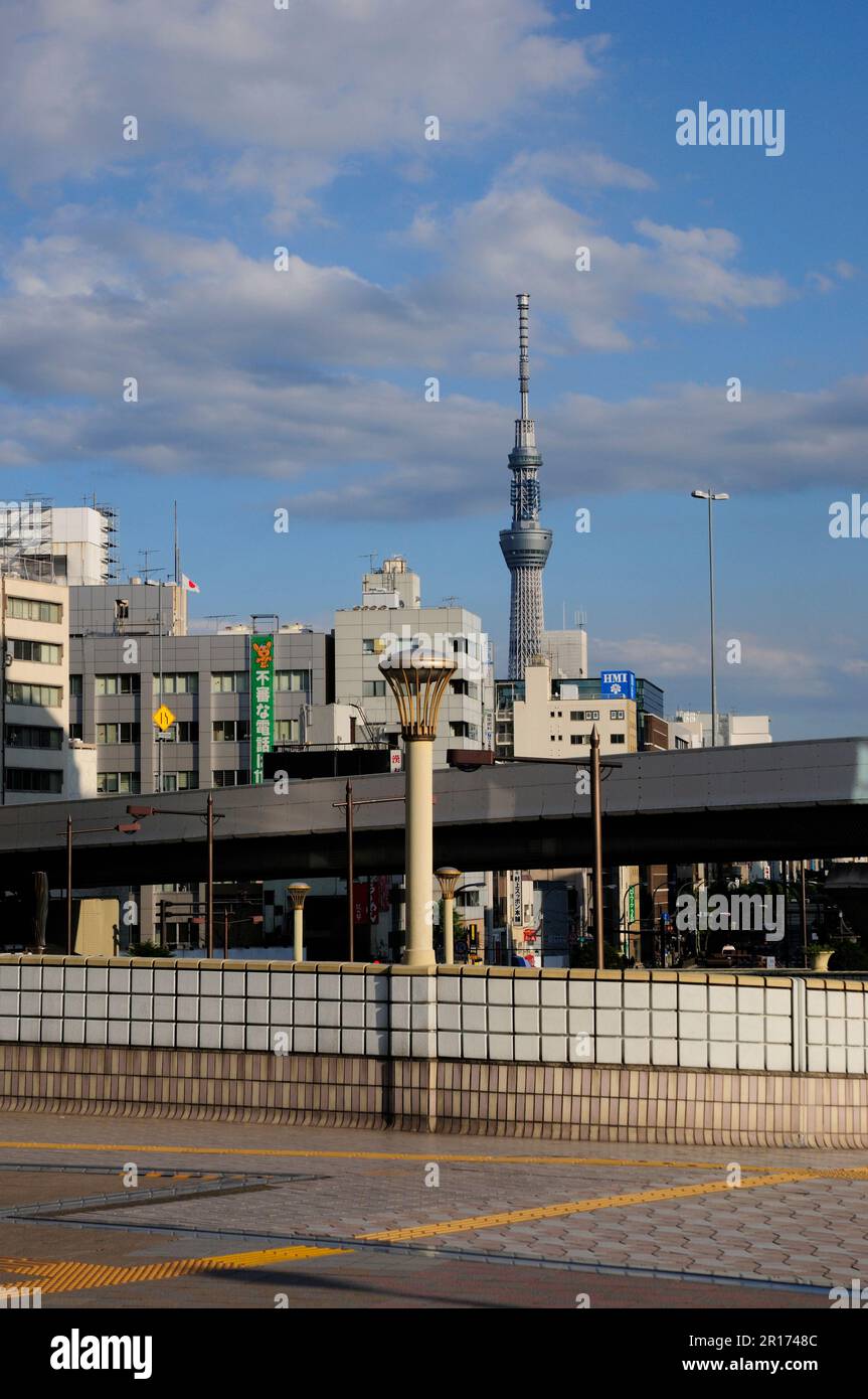 Place de sortie Ueno Station East et Sky Tree de Tokyo Banque D'Images