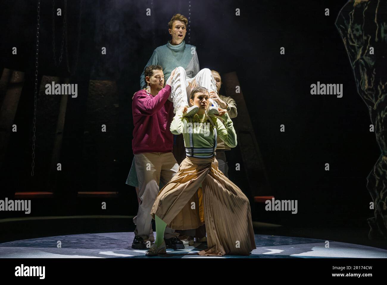 Cottbus, Allemagne. 10th mai 2023. Les acteurs et actrices du Staatstheater Cottbus sont sur scène dans la Großes Haus lors d'une répétition photo du thriller 'Equus' par Peter Shaffer dans la traduction par Ursula Grützmacher-Tabori. La pièce a été réalisée par l'écrivain maison Philipp Rosendahl, la scène a été conçue par Daniel Roskamp, et les costumes ont été conçus par Johann Brigitte Schima. La première est sur 13 mai 2023. Credit: Frank Hammerschmidt/dpa/Alay Live News Banque D'Images