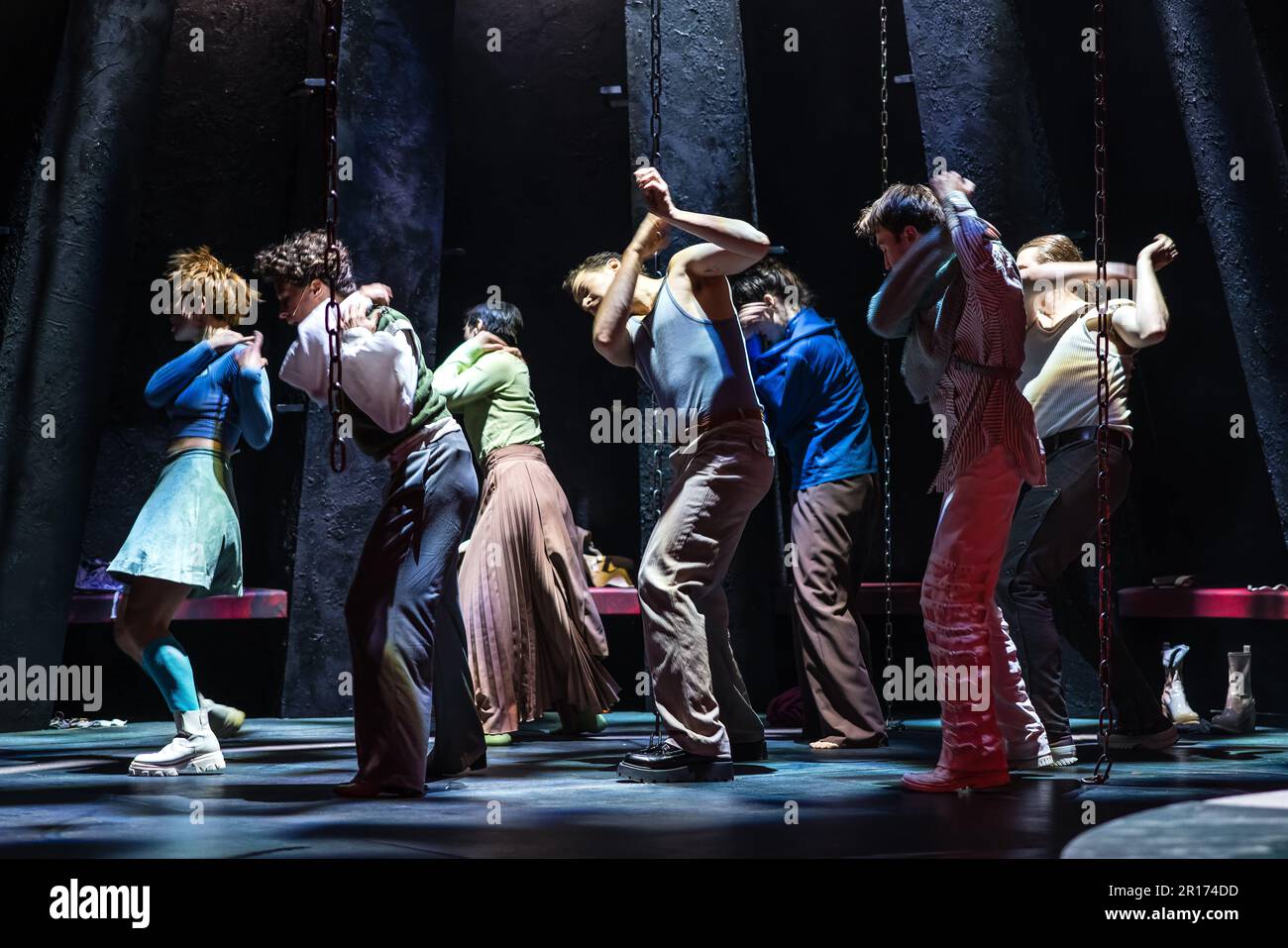 Cottbus, Allemagne. 10th mai 2023. Les acteurs et actrices du Staatstheater Cottbus sont sur scène dans la Großes Haus lors d'une répétition photo du thriller 'Equus' par Peter Shaffer dans la traduction par Ursula Grützmacher-Tabori. La pièce a été réalisée par l'écrivain maison Philipp Rosendahl, la scène a été conçue par Daniel Roskamp, et les costumes ont été conçus par Johann Brigitte Schima. La première est sur 13 mai 2023. Credit: Frank Hammerschmidt/dpa/Alay Live News Banque D'Images