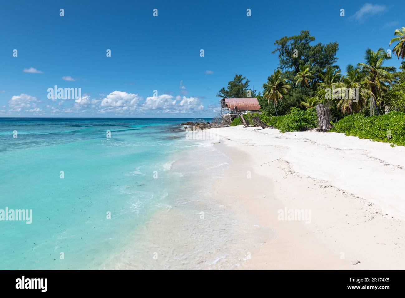 Superbe plage sur l'île de Remire, les îles extérieures, les Seychelles. Banque D'Images