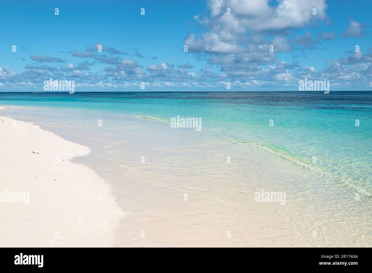 Belle plage de sable blanc tropical, Seychelles. Banque D'Images
