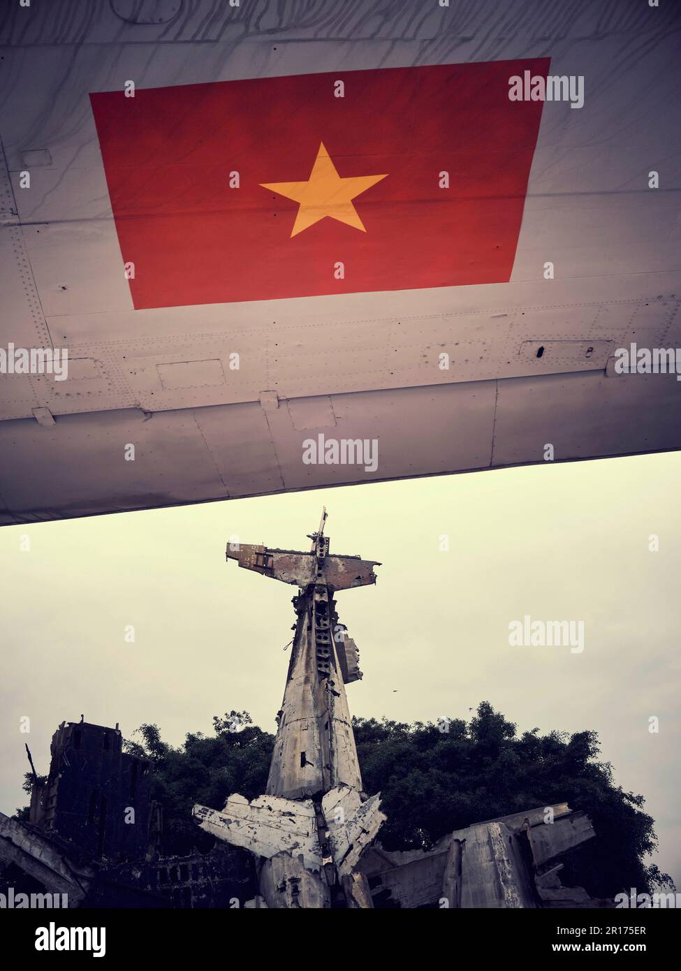 Vue rapprochée d'un ancien avion avec le drapeau vietnamien Banque D'Images Vue rapprochée d'un ancien avion avec le drapeau vietnamien Banque D'Images