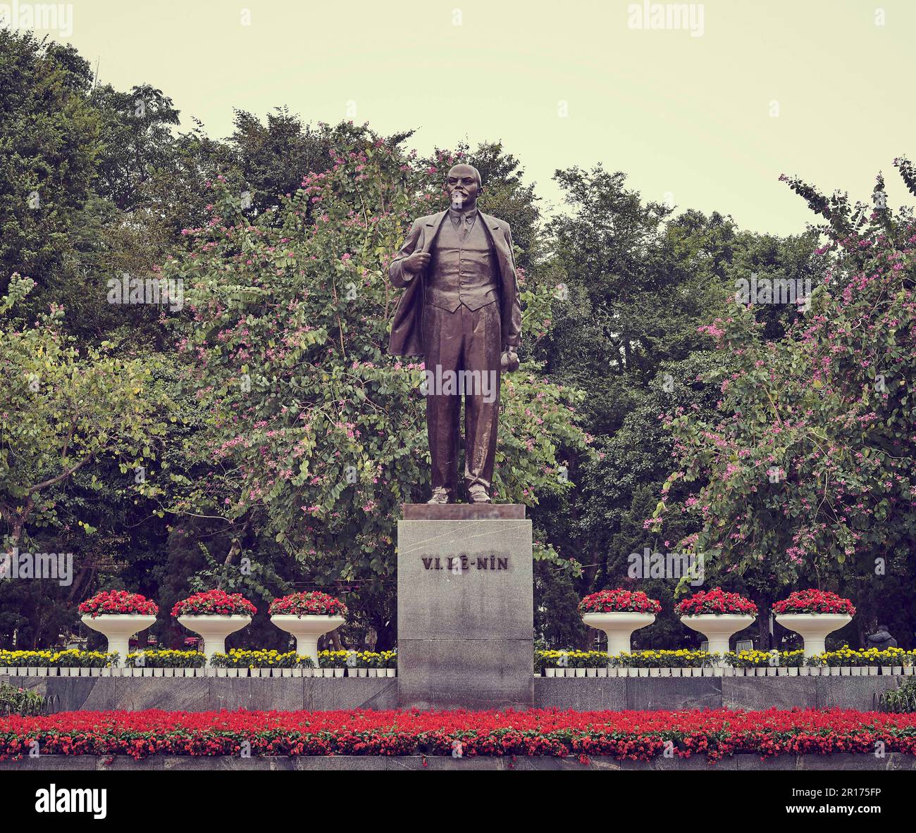 Une statue de bronze de Lénine dans un jardin luxuriant au Vietnam Banque D'Images