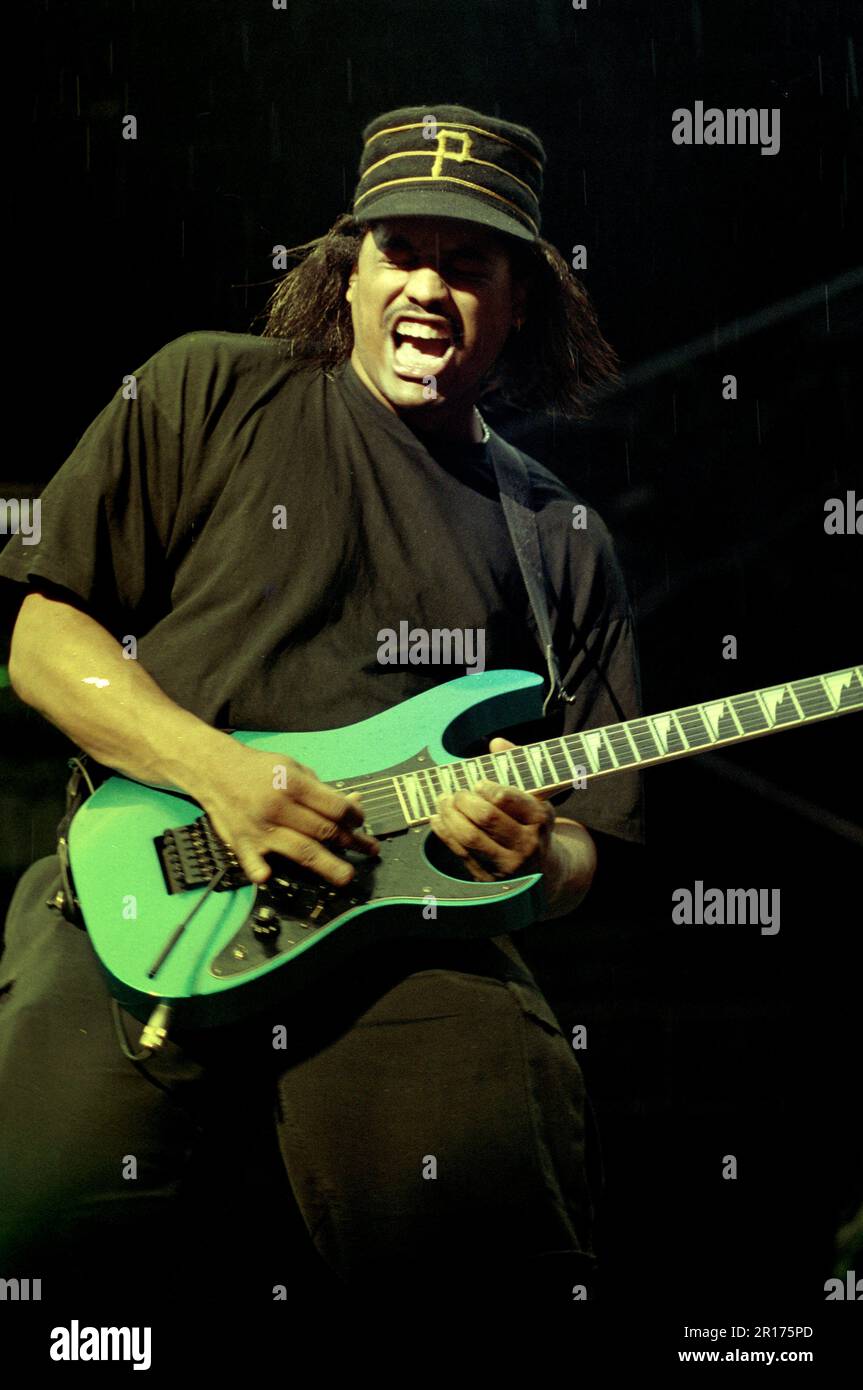 Turin Italie 1993-06-22 : guitariste Rocky George de Tendential suicidaire  en concert au stade Delle Alpi Photo Stock - Alamy