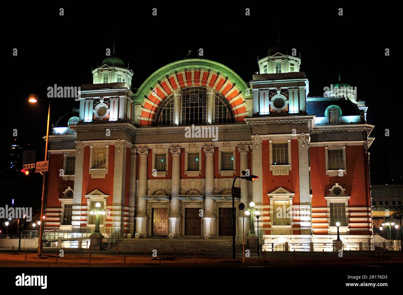 Vue nocturne de l'hôtel public central d'Osaka Banque D'Images