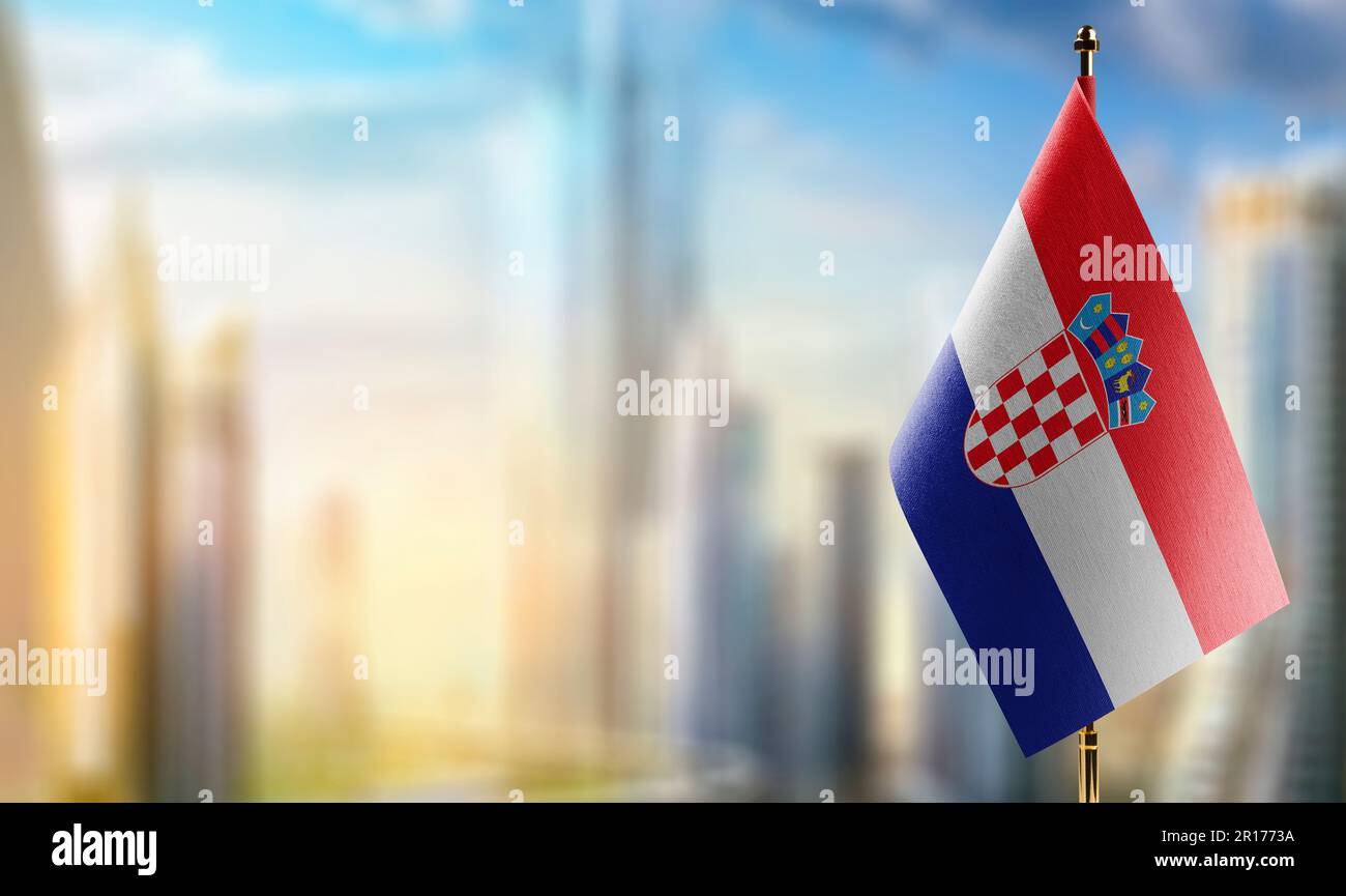 Petits drapeaux de la Croatie sur un arrière-plan abstrait flou. Banque D'Images