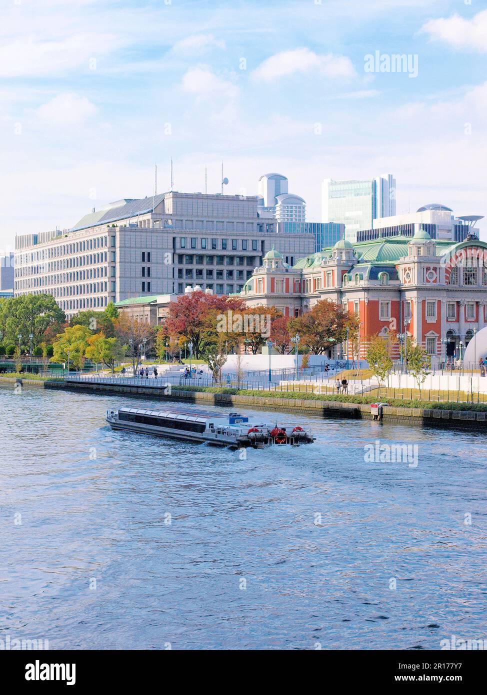 Aqua-liner et Osaka City Central public Hall Banque D'Images