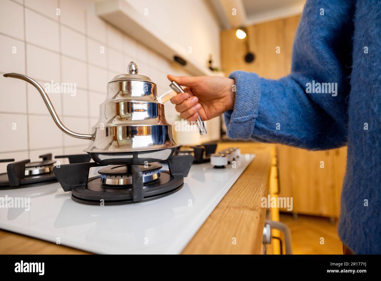 Eau de chauffage dans une bouilloire en acier inoxydable Banque D'Images