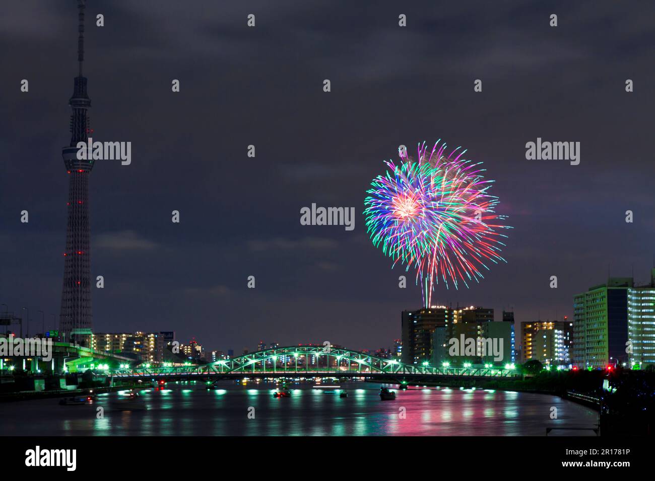 Festival des feux d'artifice de la rivière Sumida et Tokyo Sky Tree Banque D'Images