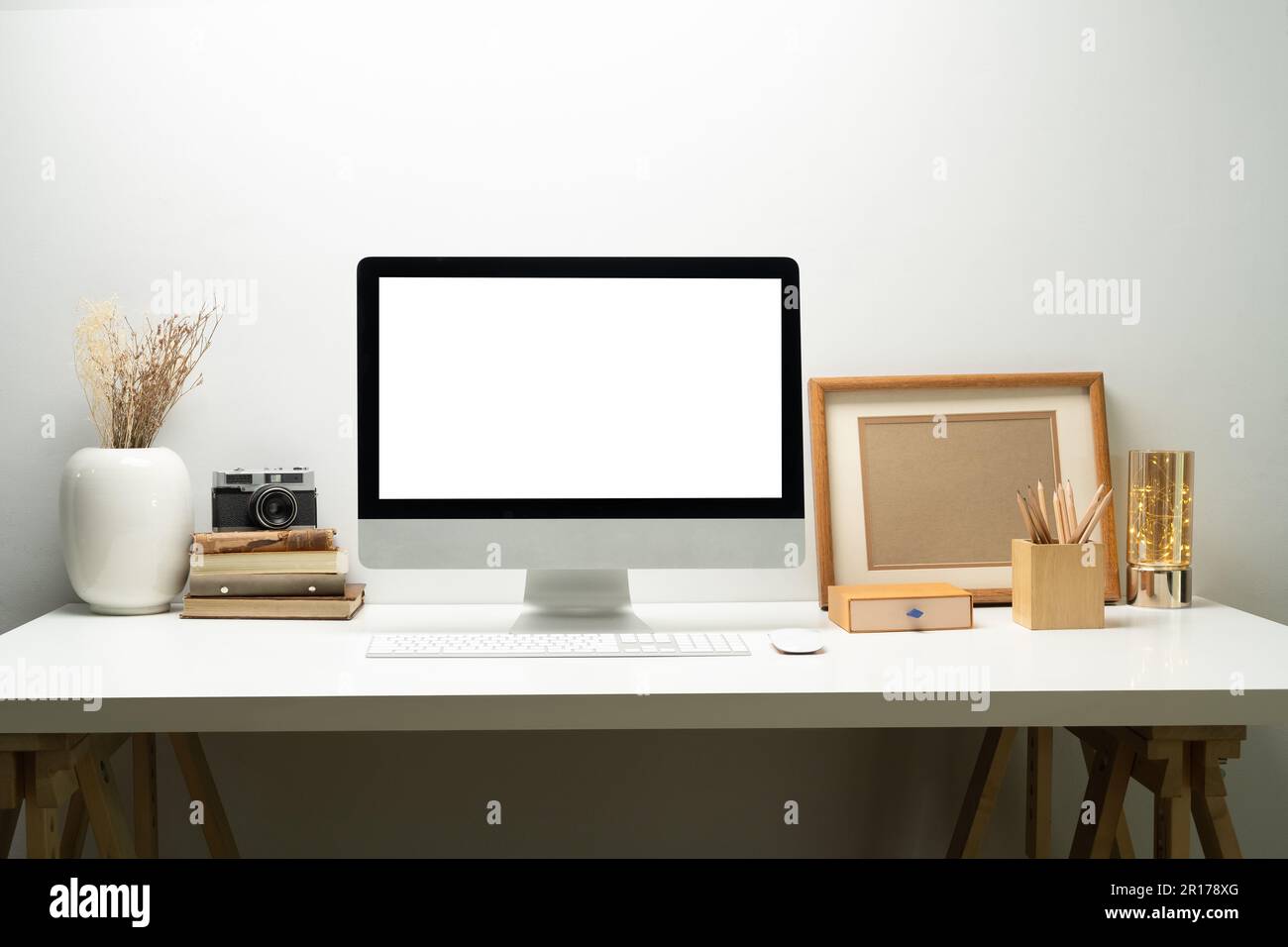 Banque écran de l'ordinateur de bureau sur le bureau au lieu de travail de  graphiste, blogger. Affichage vide pour le montage de votre affichage  graphique Photo Stock - Alamy