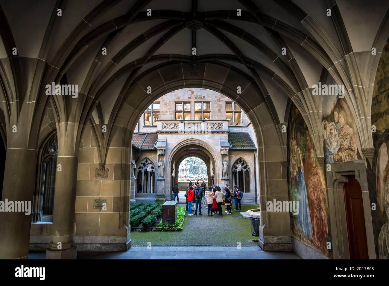 Groupe touristique dans l'ancien cloître de l'église Fraumunster, Zurich, Suisse Banque D'Images