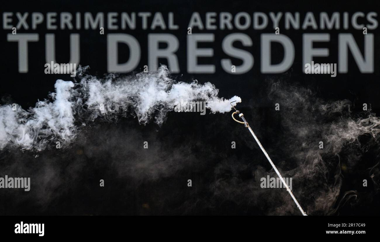 Dresde, Allemagne. 10th mai 2023. Une sonde de brouillard est utilisée pour démontrer la visualisation des flux dans le tunnel aérodynamique de l'Institut d'Ingénierie aérospatiale de tu Dresden dans le cadre d'une journée thématique organisée par le Ministère de l'économie de Saxe, intitulée 'Industrie de l'Aviation'. Crédit : Robert Michael/dpa/Alay Live News Banque D'Images