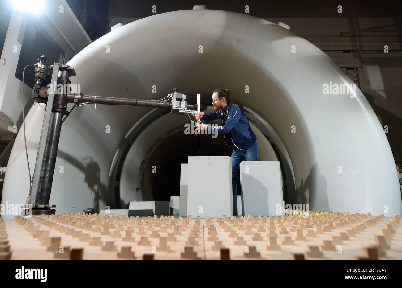 Dresde, Allemagne. 10th mai 2023. Un membre du personnel de l'Institut d'ingénierie aérospatiale de tu Dresden prépare une visualisation de flux avec une sonde de brouillard dans le tunnel aérodynamique dans le cadre d'une journée thématique organisée par le ministère de l'économie de Saxe, intitulée 'Industrie de l'Aviation'. Crédit : Robert Michael/dpa/Alay Live News Banque D'Images