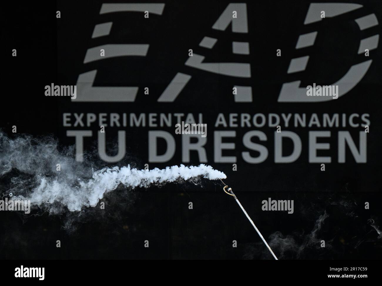 Dresde, Allemagne. 10th mai 2023. Une sonde de brouillard est utilisée pour démontrer la visualisation des flux dans le tunnel aérodynamique de l'Institut d'Ingénierie aérospatiale de tu Dresden dans le cadre d'une journée thématique organisée par le Ministère de l'économie de Saxe, intitulée 'Industrie de l'Aviation'. Crédit : Robert Michael/dpa/Alay Live News Banque D'Images