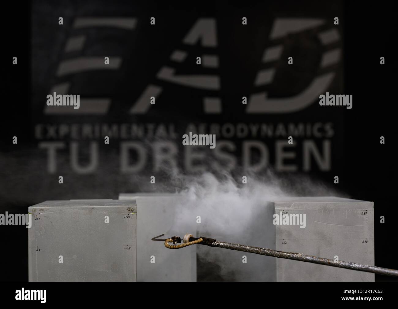 Dresde, Allemagne. 10th mai 2023. Une sonde de brouillard est utilisée pour démontrer la visualisation des flux dans le tunnel aérodynamique de l'Institut d'Ingénierie aérospatiale de tu Dresden dans le cadre d'une journée thématique organisée par le Ministère de l'économie de Saxe, intitulée 'Industrie de l'Aviation'. Crédit : Robert Michael/dpa/Alay Live News Banque D'Images