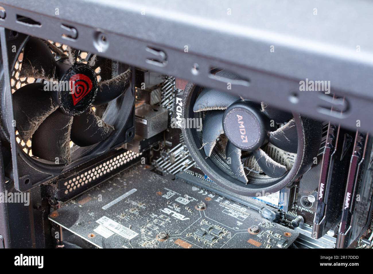 Tiraspol, Moldova - 5, mars 2023 : dépôt de poussière au fil du temps sur le refroidissement du processeur dans l'ordinateur. Nettoyage de l'ordinateur. Détails intérieurs (AMD, Asus, Genesis) de Banque D'Images