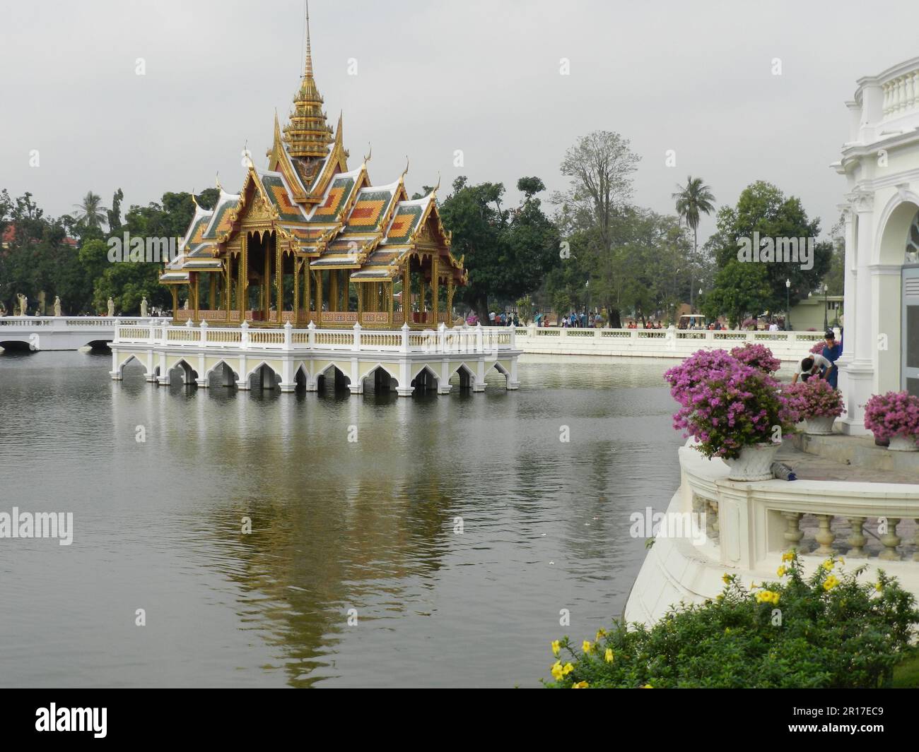 Thaïlande, Ayuthaya (ancienne capitale royale 1350-1767): Pavillon Aisawan-Dhipaya-Asana dans les jardins du Palais Bang Pa-in. Banque D'Images