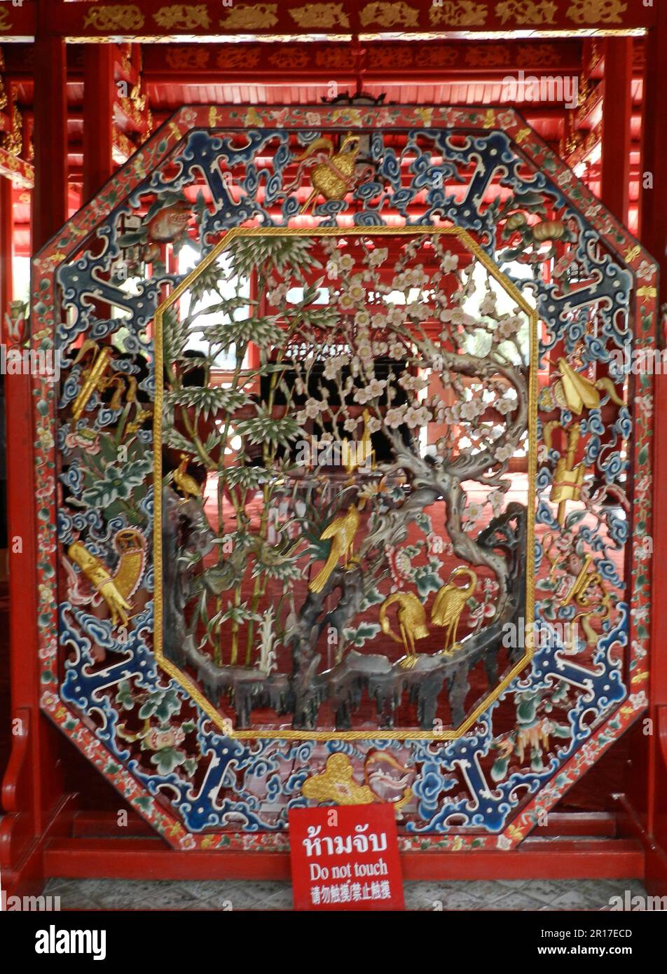 Thaïlande, Ayuthaya (ancienne capitale royale 1350-1767) : écran sculpté et peint dans le temple de Bang Pa-in Palace Gardens. Banque D'Images