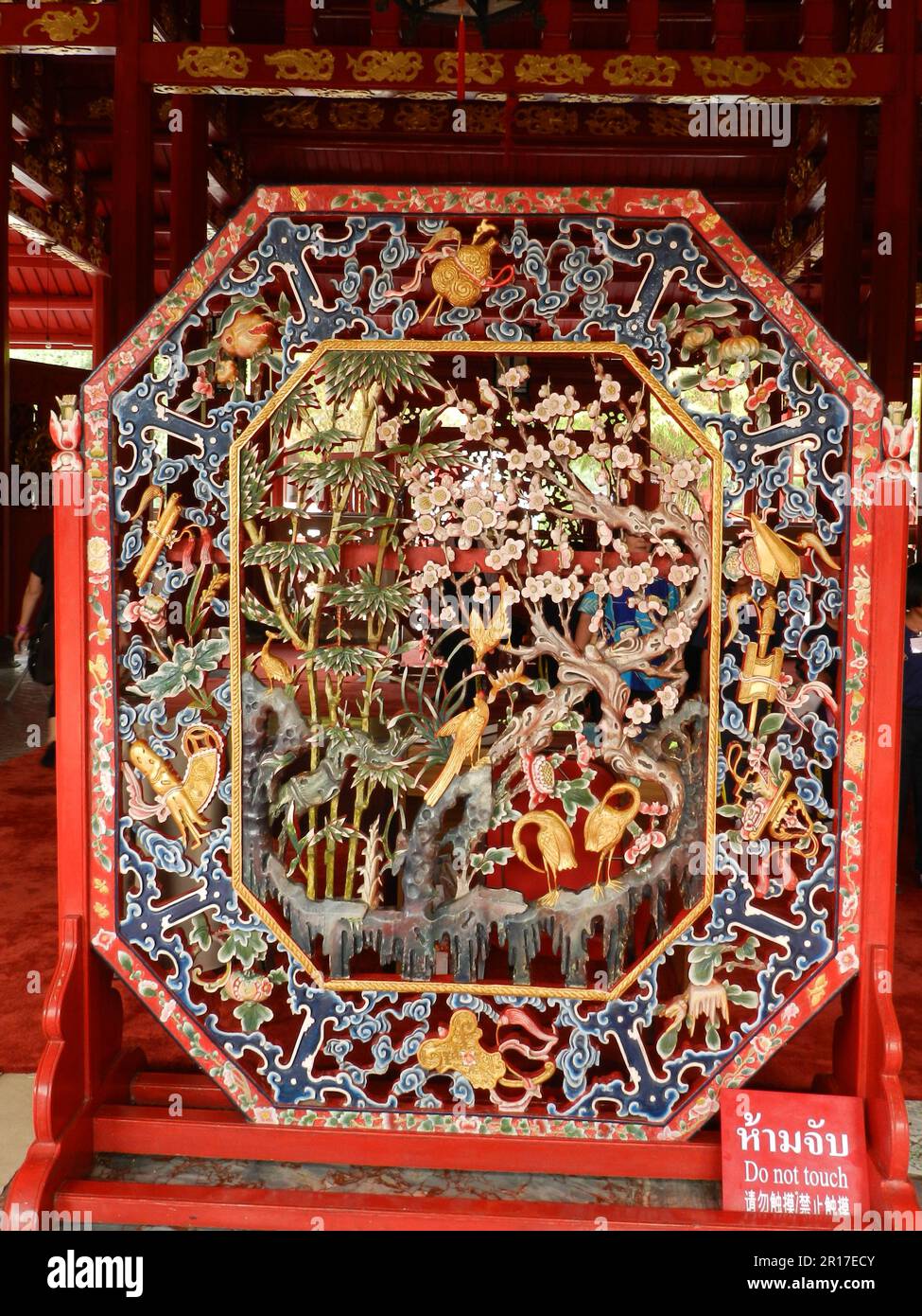 Thaïlande, Ayuthaya (ancienne capitale royale 1350-1767) : écran sculpté et peint dans le temple de Bang Pa-in Palace Gardens. Banque D'Images