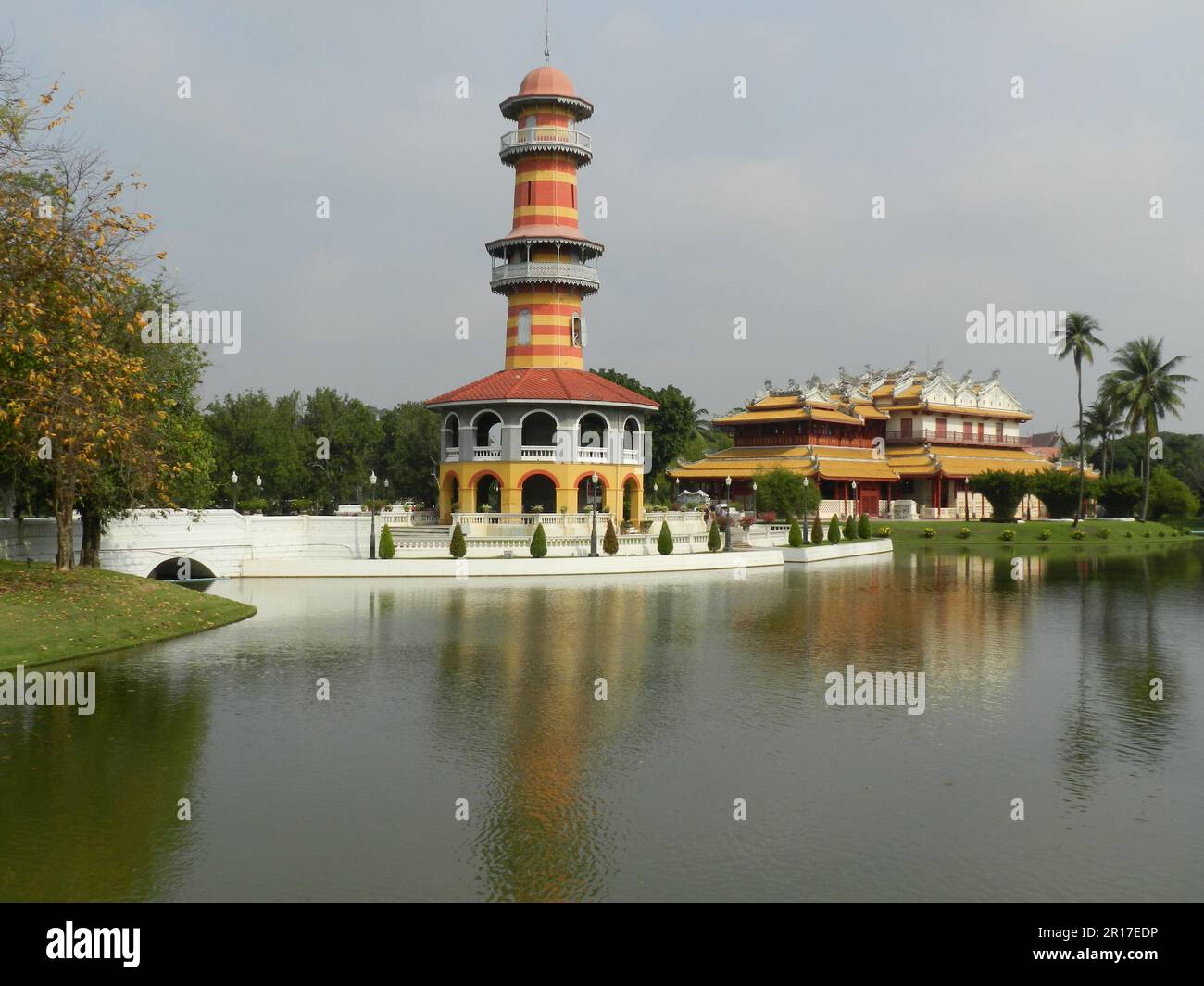 Thaïlande, Ayuthaya (ancienne capitale royale 1350-1767): Ho Withun (Tour) et Phra Thinang (Résidence royale) avec des réflexions dans le lac de Bang Banque D'Images