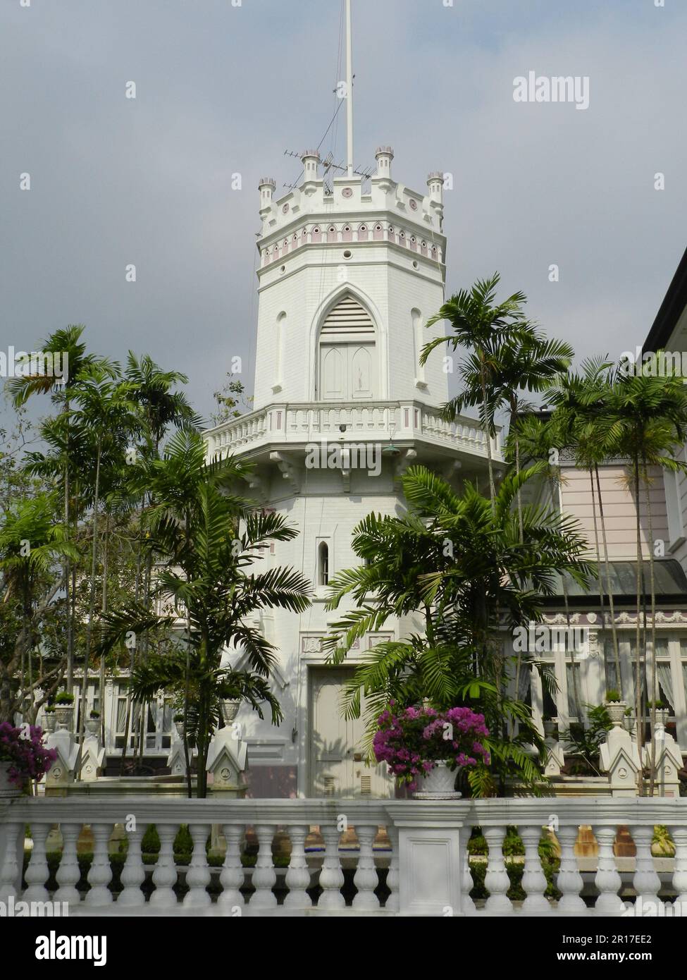 Thaïlande, Ayuthaya (ancienne capitale royale 1350-1767) : un des bâtiments de style occidental dans les jardins du Palais de Bang Pa-in. Banque D'Images