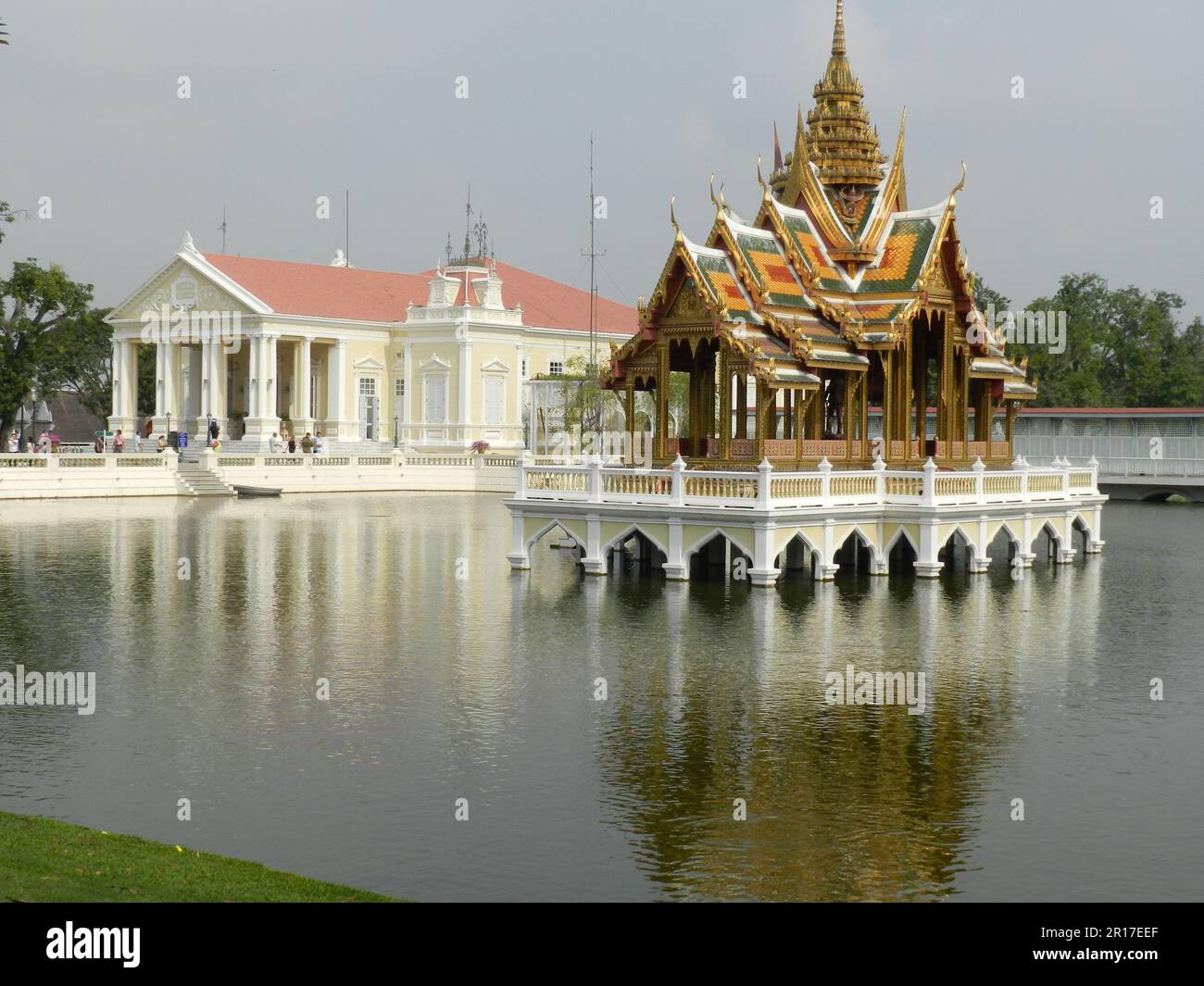 Thaïlande, Ayuthaya (ancienne capitale royale 1350-1767): Phra Thinang Varobhas Bidam (salle résidentielle) et Aisawan-Dhipaya-Asana Pavilion reflecte Banque D'Images