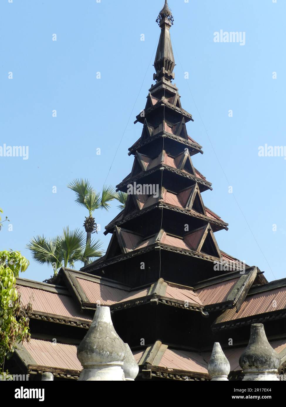 Myanmar, Mandalay, Inwa : la tour de Bagaya Kyaung (monastère), construite en 1834 entièrement en teck. La famille royale était traditionnellement educ Banque D'Images